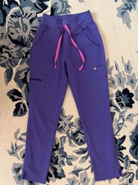 Figs High waisted skinny scrub pant & Casma 3 pocket scrub top set
